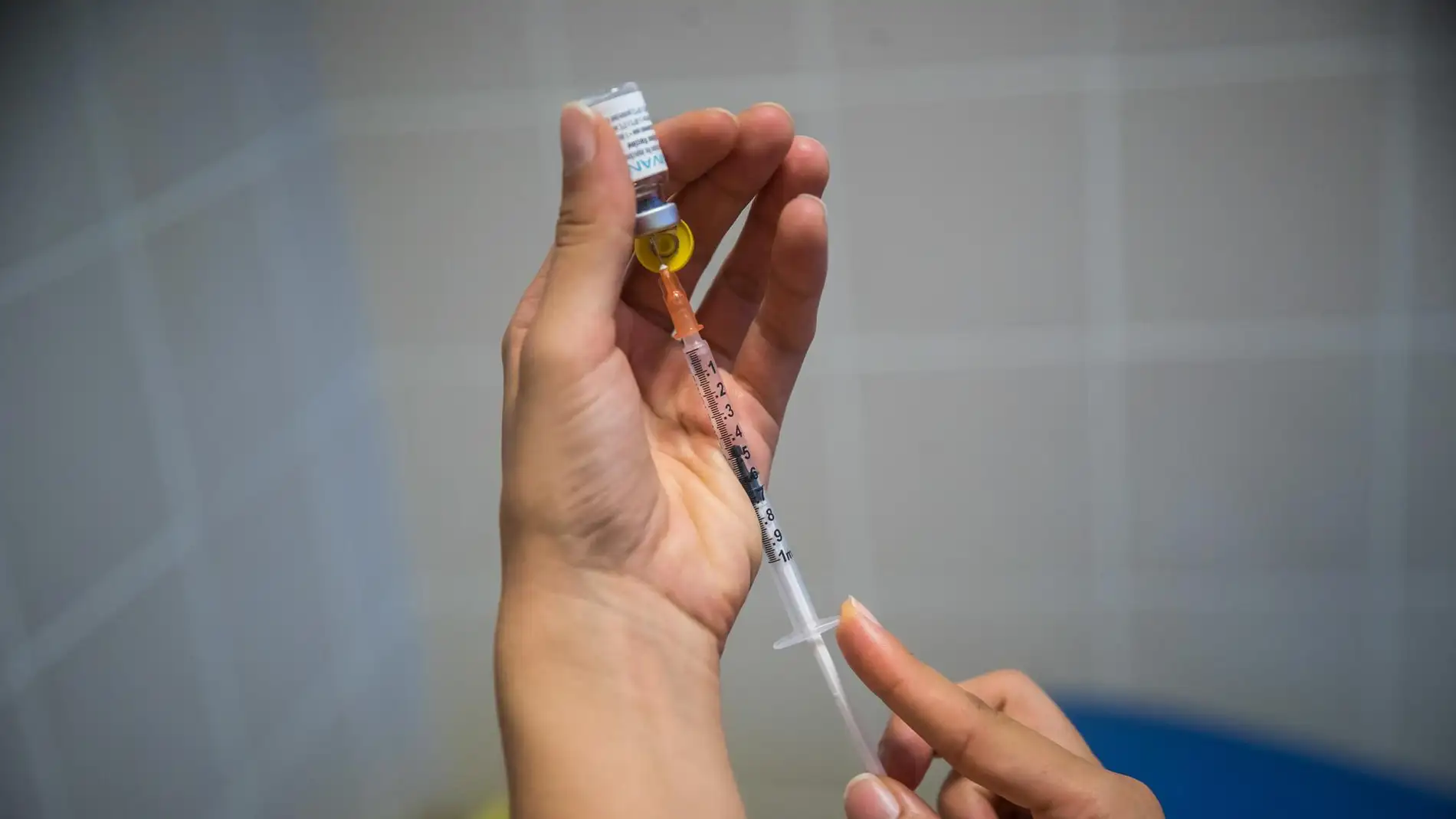 Imagen de archivo que muestra la preparación de una dosis de la vacuna Imvanex contra la viruela del mono. Imagen de archivo que muestra la preparación de una dosis de la vacuna Imvanex contra la viruela del mono.