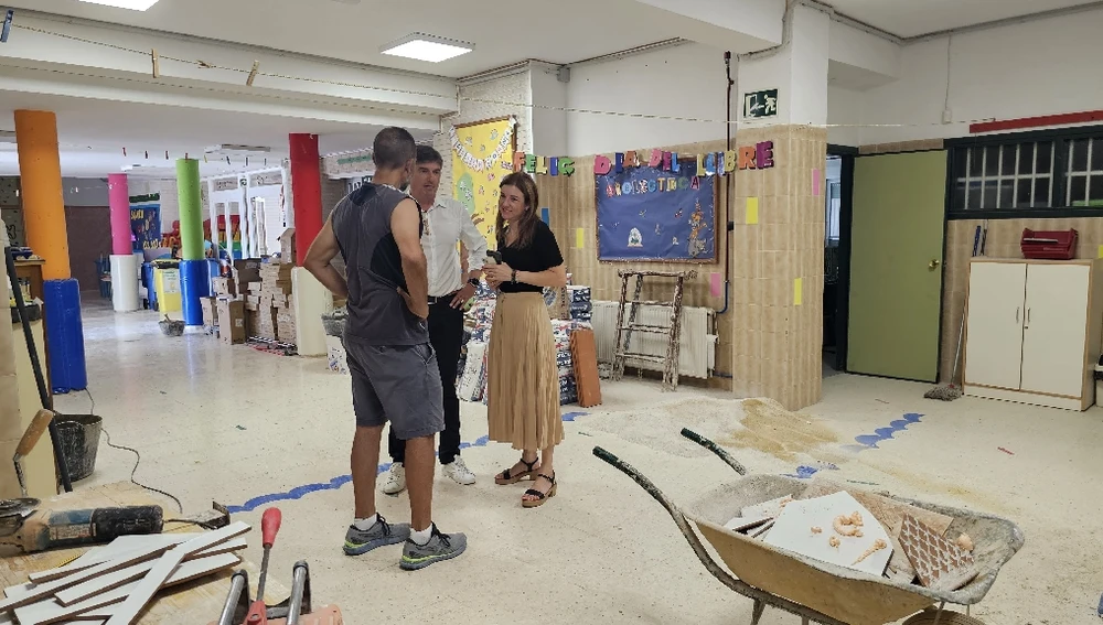 El alcalde y la concejal de Educación comprobando la marcha de las obras en colegios de la Vila El alcalde y la concejal de Educación comprobando la marcha de las obras en colegios de la Vila