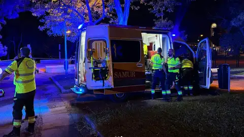 Efectivos del SAMUR atienden en Madrid a un joven con varias heridas por arma blanca en cabeza, piernas y brazo derecho. Efectivos del SAMUR atienden en Madrid a un joven con varias heridas por arma blanca en cabeza, piernas y brazo derecho.