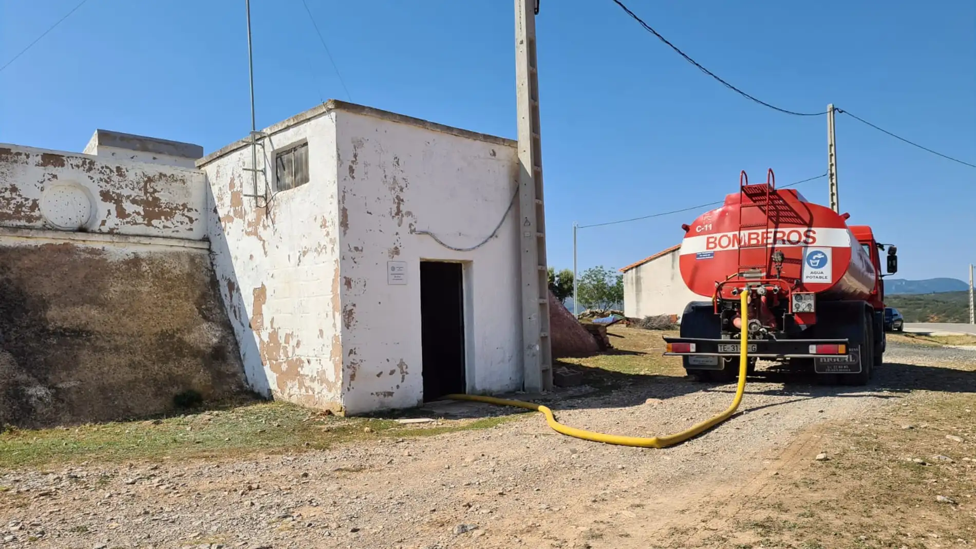 Bomberos de la Diputación descargando agua en Albentosa Bomberos de la Diputación descargando agua en Albentosa