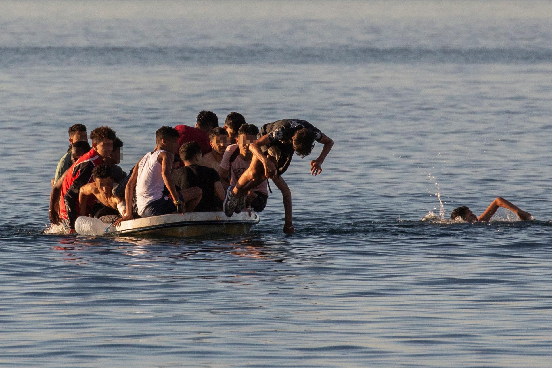 Ceuta pide ayuda ante la llegada masiva de menores migrantes Ceuta pide ayuda ante la llegada masiva de menores migrantes