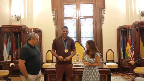 Manuel Vázquez, Emmanuel Reyes Plá e Inés Rey Homenaje en María Pita al medalla de bronce en París 2024.