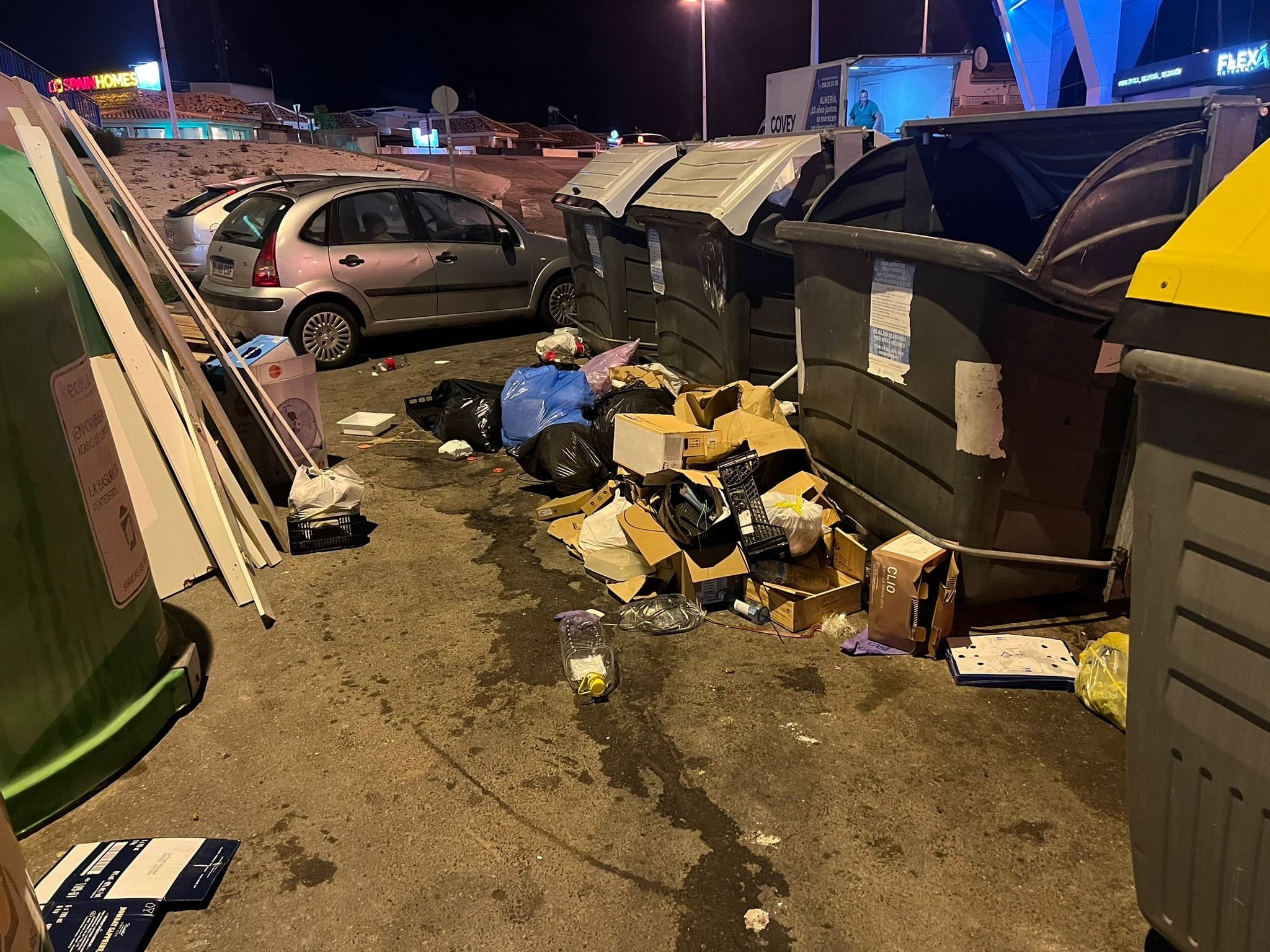 Vecinos de Orihuela Costa exigen al Ayuntamiento que ejecute el presupuesto para dar solución urgente a la falta de limpieza viaria y recogida de residuos Vecinos de Orihuela Costa exigen al Ayuntamiento que ejecute el presupuesto para dar solución urgente a la falta de limpieza viaria y recogida de residuos