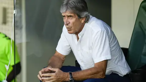 Manuel Pellegrini en uno de los partidos del Betis en pretemporada Manuel Pellegrini en uno de los partidos del Betis en pretemporada
