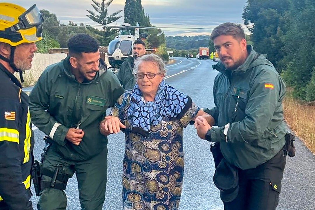 Impactantes imágenes de varios rescates de la Guardia Civil en Baleares a causa de la DANA Impactantes imágenes de varios rescates de la Guardia Civil en Baleares a causa de la DANA