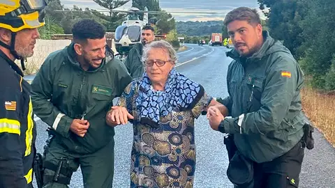 La Guardia Civil rescata a una señora en Menorca tras la intensa tormenta/EFE/Guardia Civil La Guardia Civil rescata a una señora en Menorca tras la intensa tormenta/EFE/Guardia Civil