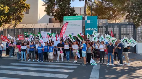 Concentración frente a las puertas del Centro de Cumplimiento de Medidas Judiciales Vicente Marcelo Nessi para pedir "más seguridad" Concentración frente a las puertas del Centro de Cumplimiento de Medidas Judiciales Vicente Marcelo Nessi para pedir "más seguridad"