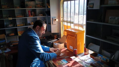 Adri&aacute;n Barb&oacute;n en el tren tur&iacute;stico de la Rampa de Pajares