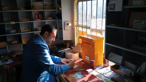 Adrián Barbón en el tren turístico de la Rampa de Pajares Adrián Barbón en el tren turístico de la Rampa de Pajares