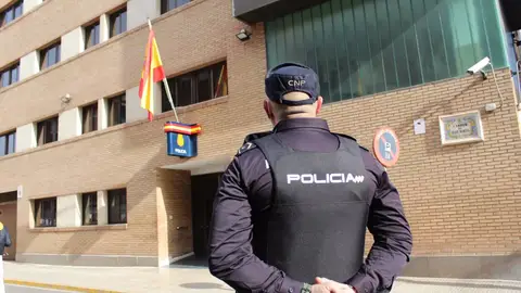 Agente de la Policía Nacional Agente de la Policía Nacional