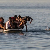 Imagen de archivo de varios menores migrantes lanzándose al agua para alcanzar la playa ceutí de El Tarajal. EFE/Brais Lorenzo Imagen de archivo de varios menores migrantes lanzándose al agua para alcanzar la playa ceutí de El Tarajal. EFE/Brais Lorenzo