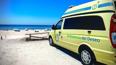 Dos pacientes del Virgen del Rocío muy enfermos van a la playa en la "Ambulancia del Deseo" Dos pacientes del Virgen del Rocío muy enfermos van a la playa en la "Ambulancia del Deseo"