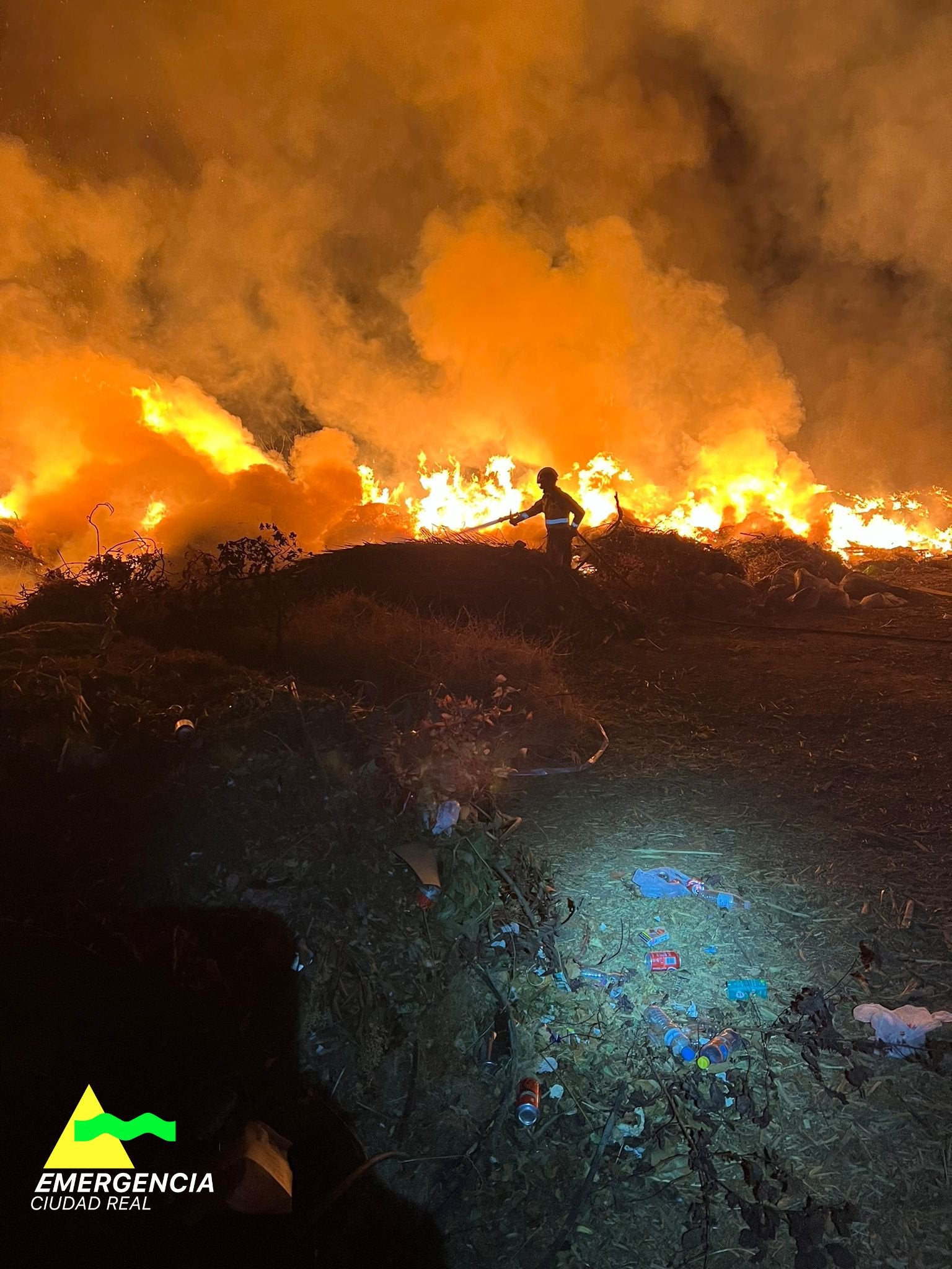 Los bomberos extinguieron un incendio de poda y brozas en Puertollano Los bomberos extinguieron un incendio de poda y brozas en Puertollano