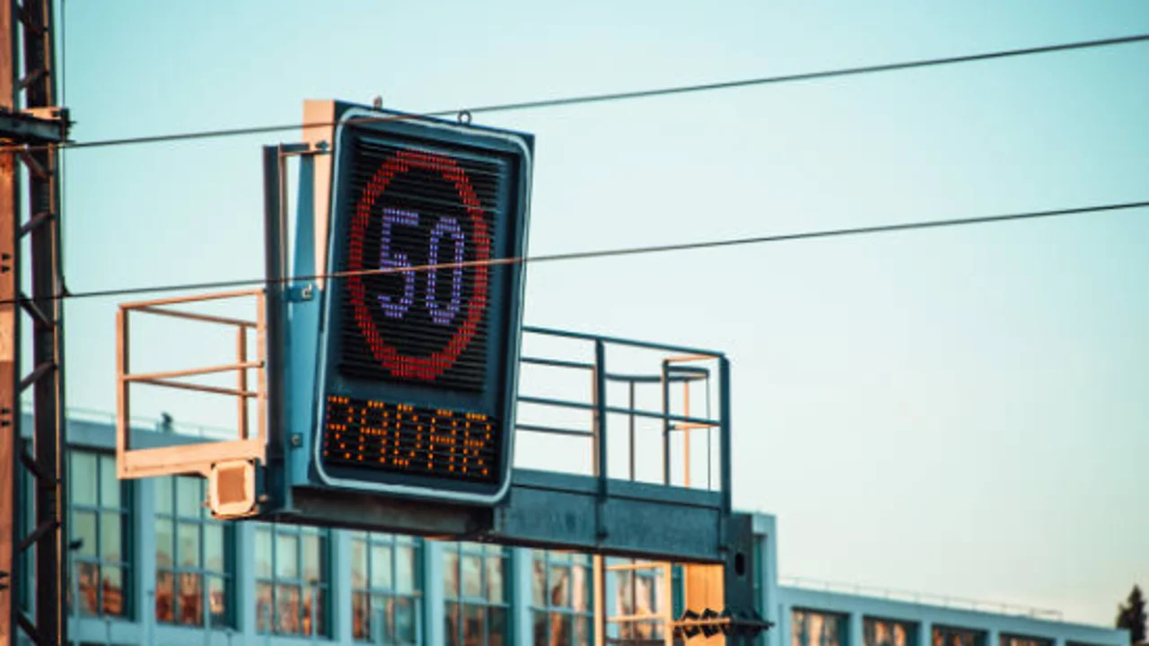 El límite de velocidad al que saltan los radares de la DGT