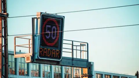 El límite de velocidad al que saltan los radares de la DGT El límite de velocidad al que saltan los radares de la DGT