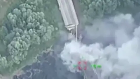 La aviación ucraniana informa de la destrucción de un puente en la región rusa de Kursk La aviación ucraniana informa de la destrucción de un puente en la región rusa de Kursk