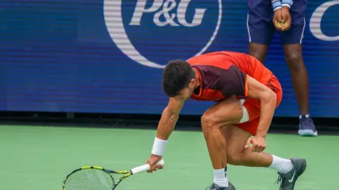 El tenista Carlos Alcaraz rompe su raqueta conta el suelo en Cincinnati El tenista Carlos Alcaraz rompe su raqueta conta el suelo en Cincinnati