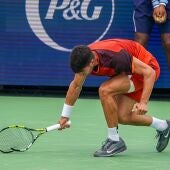 El tenista Carlos Alcaraz rompe su raqueta conta el suelo en Cincinnati