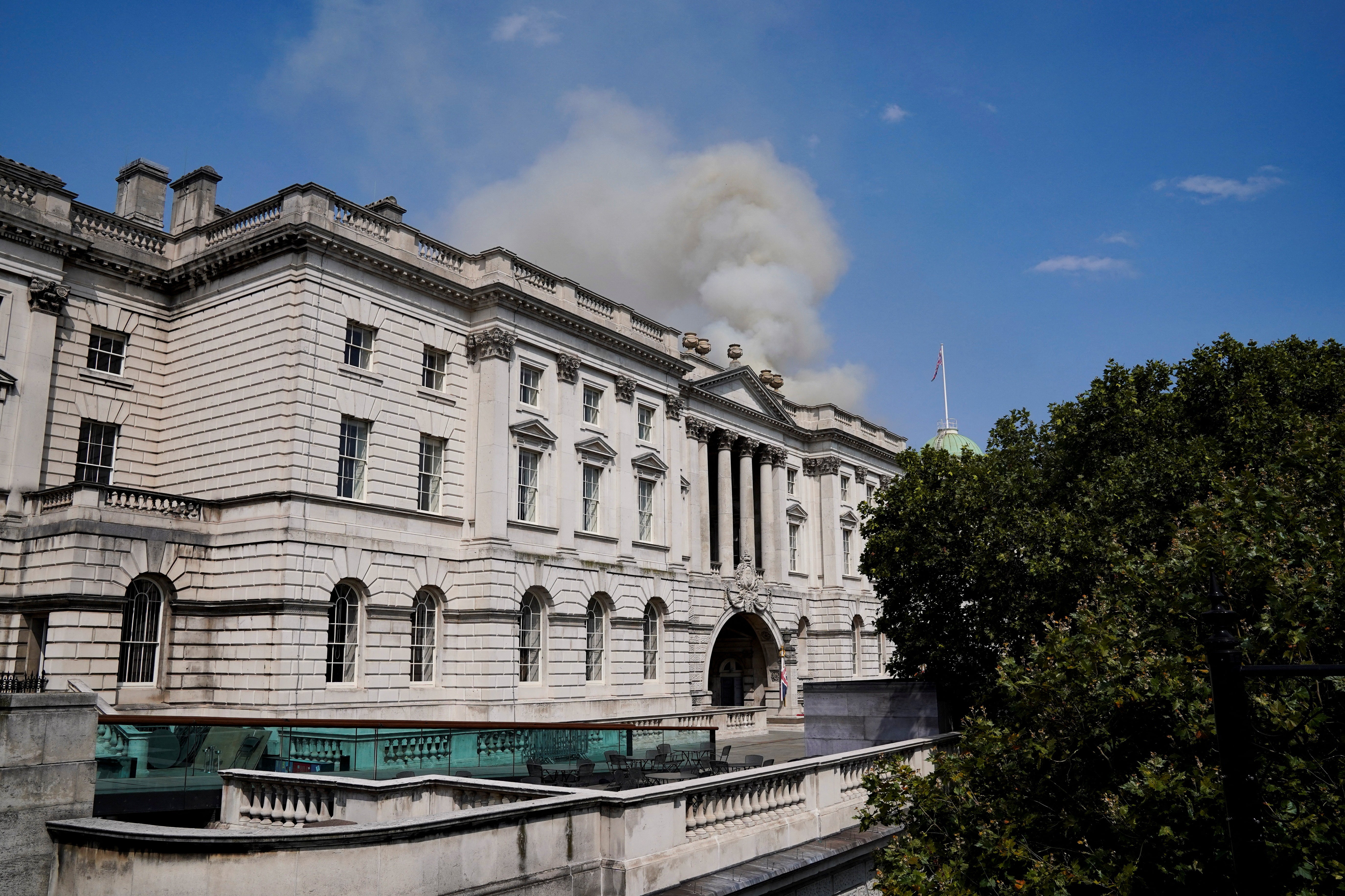 Los bomberos de Londres trabajan para extinguir un incendio en el emblemático Somerset House Los bomberos de Londres trabajan para extinguir un incendio en el emblemático Somerset House
