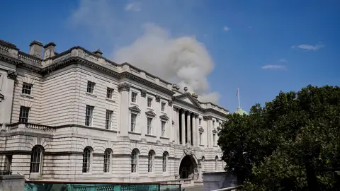 Los bomberos de Londres trabajan para extinguir un incendio en el emblemático Somerset House Los bomberos de Londres trabajan para extinguir un incendio en el emblemático Somerset House