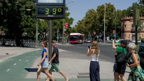 Varios ciudadanos paseando por las calles de Sevilla Varios ciudadanos paseando por las calles de Sevilla