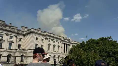 Extinguidos "los últimos focos" del incendio en el Somerset House de Londres Extinguidos "los últimos focos" del incendio en el Somerset House de Londres