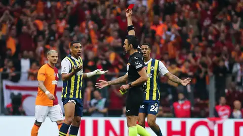 El colegiado turco Arda Kardesler durante un partido de la Superliga Turca El colegiado turco Arda Kardesler durante un partido de la Superliga Turca