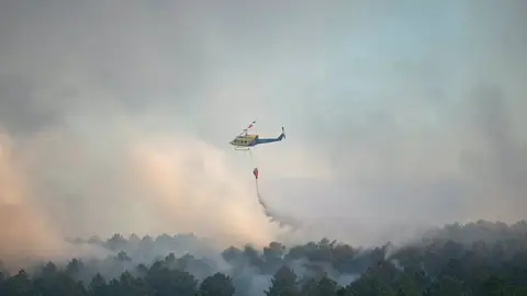 Un helicóptero de extinción trabaja en el incendio de Trabazos Un helicóptero de extinción trabaja en el incendio de Trabazos