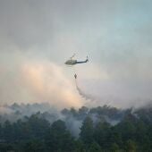 Un helicóptero de extinción trabaja en el incendio de Trabazos