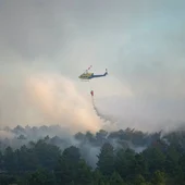 Un helicóptero de extinción trabaja en el incendio de Trabazos Un helicóptero de extinción trabaja en el incendio de Trabazos