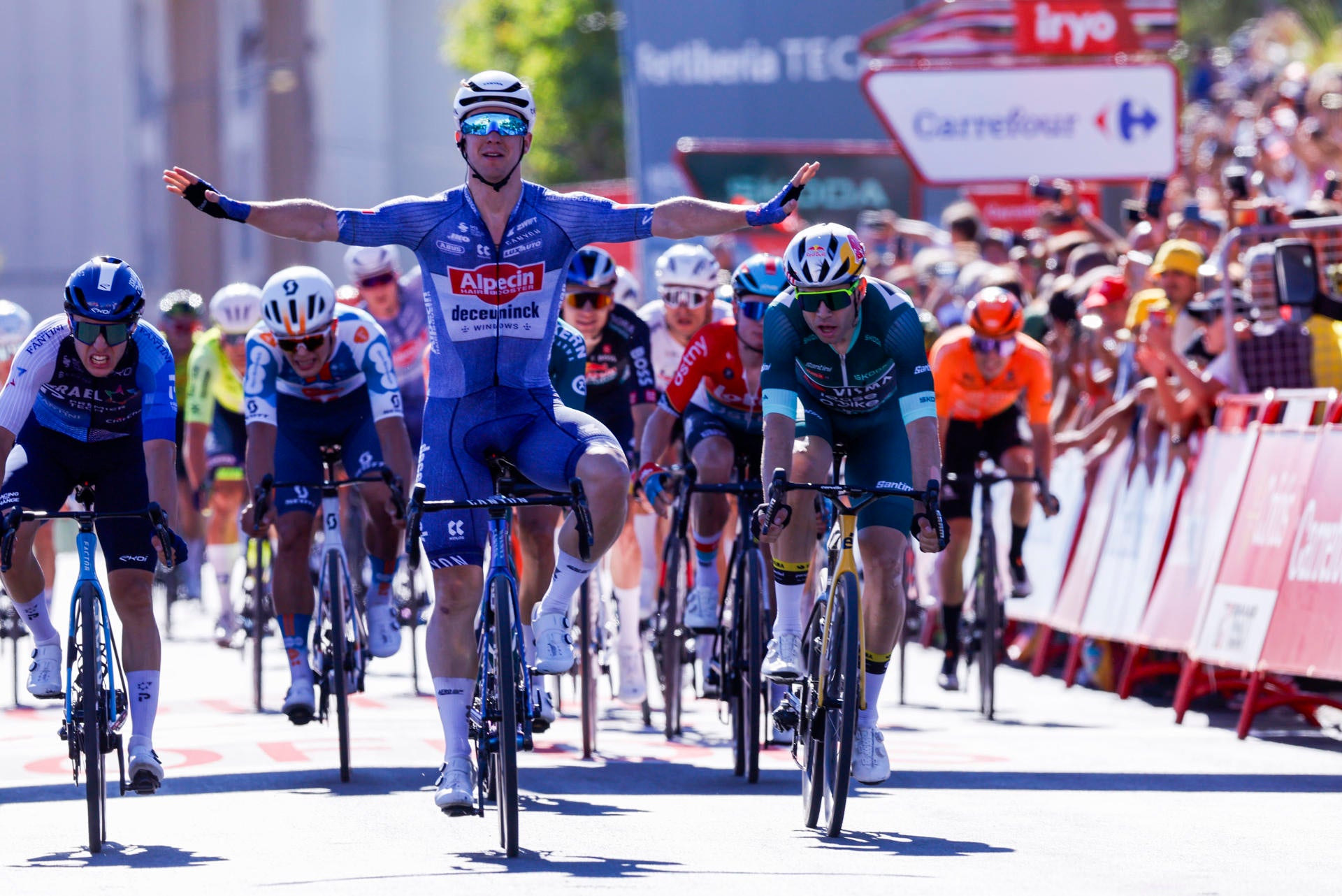 Kaden Groves se lleva el primer sprint de La Vuelta y Van Aert se convierte en nuevo líder Kaden Groves se lleva el primer sprint de La Vuelta y Van Aert se convierte en nuevo líder