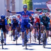 Kaden Groves se lleva el primer sprint de La Vuelta y Van Aert se convierte en nuevo líder