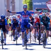 Kaden Groves se lleva el primer sprint de La Vuelta y Van Aert se convierte en nuevo líder Kaden Groves se lleva el primer sprint de La Vuelta y Van Aert se convierte en nuevo líder