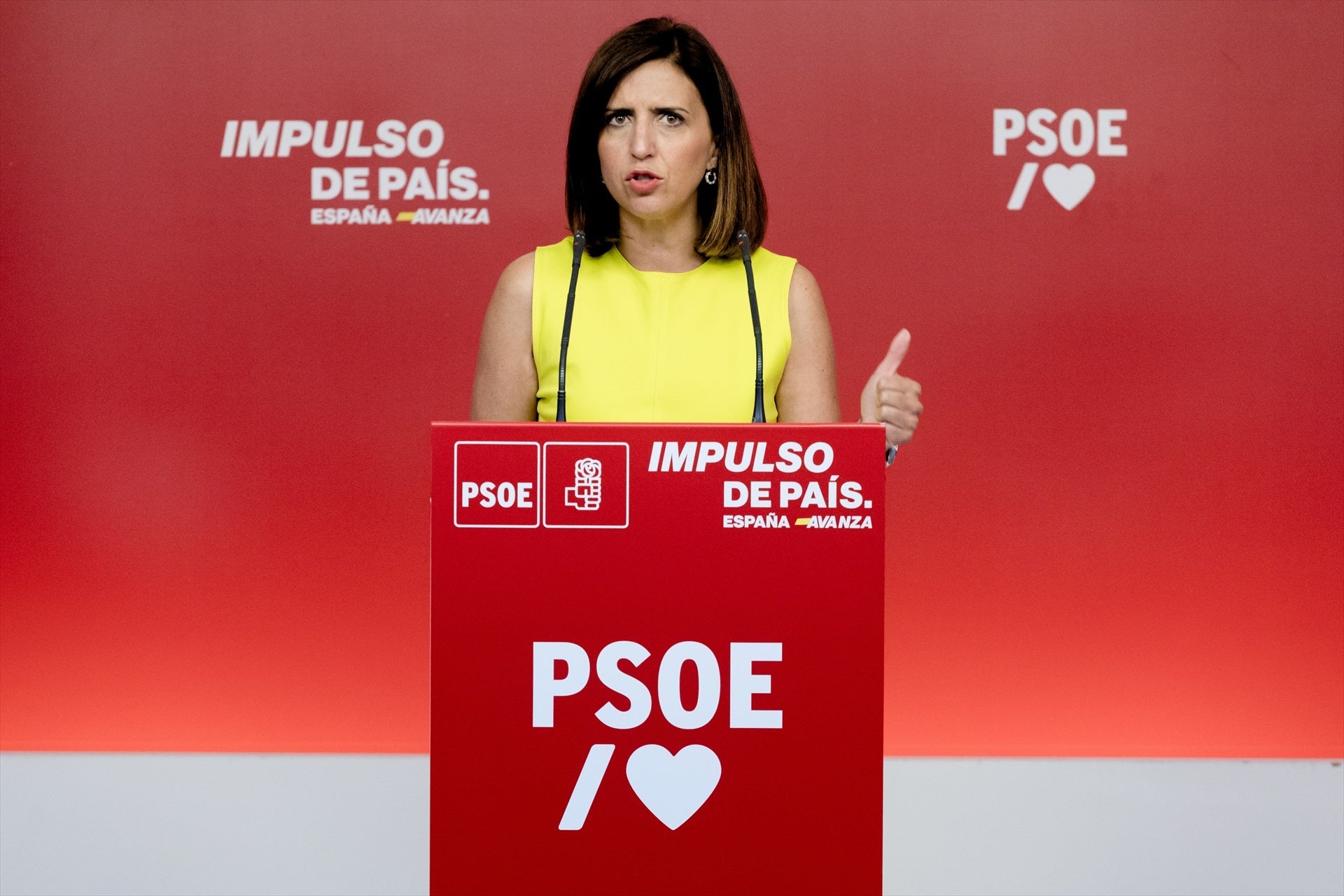 El PSOE denuncia las adjudicaciones al entorno de Feijóo: "Hay muchos millones circulando" El PSOE denuncia las adjudicaciones al entorno de Feijóo: "Hay muchos millones circulando"