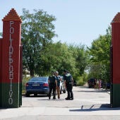 Agentes de la Guardia Civil en el Polideportivo Ángel Tardío en Mocejón