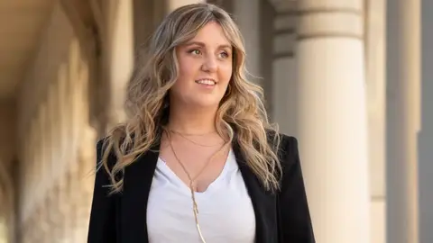 Buscamos la voz experta de Silvia Llop, psicóloga especializada en el terreno del amor y las relaciones. Un alto en el camino