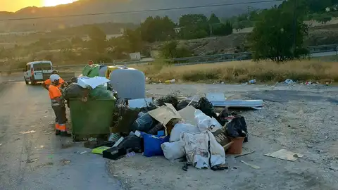 Vertido realizado por el hombre sancionado por la Policía Local de Elda. Vertido realizado por el hombre sancionado por la Policía Local de Elda.