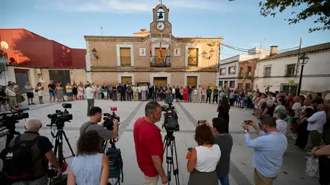 Los vecinos de Otero guardan un minuto de silencio por el asesinato de la menor de 17 años Los vecinos de Otero guardan un minuto de silencio por el asesinato de la menor de 17 años