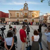 Los vecinos de Otero guardan un minuto de silencio por el asesinato de la menor de 17 años Los vecinos de Otero guardan un minuto de silencio por el asesinato de la menor de 17 años