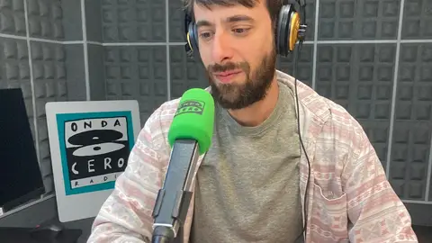 David Uclés en Onda Cero La novela “La península de las casas vacías” es el fruto de quince años de trabajo y de un exhaustivo viaje de documentación y memoria por la geografía española. Invitamos a su autor, David Uclés, a la entrevista de este domingo y celebramos que acaba de salir ya la sexta edición del libro editado por Siruela.