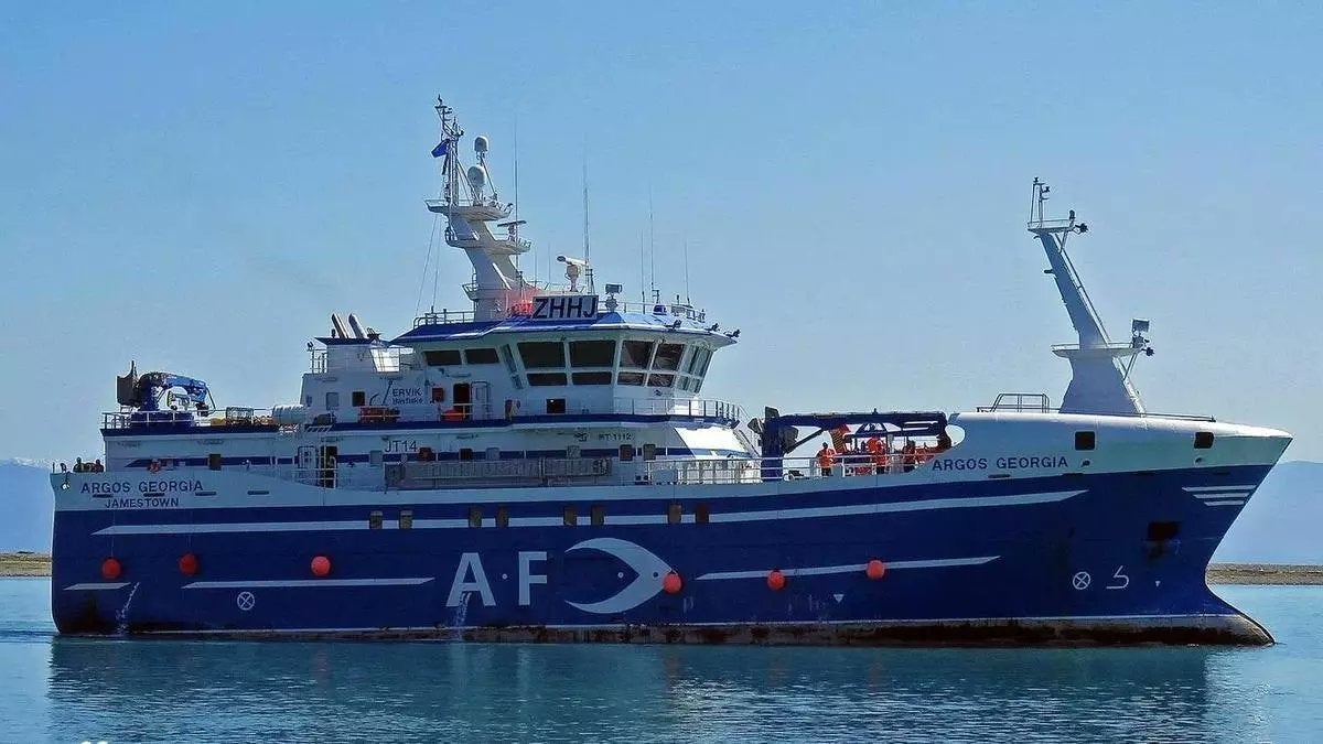 Los familiares de los gallegos muertos en el 'Argos Georgia' reciben sus cuerpos este lunes Los familiares de los gallegos muertos en el 'Argos Georgia' reciben sus cuerpos este lunes