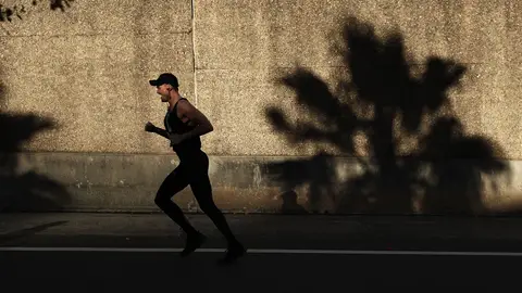 Un competidor corre por William Street durante el inicio del City to Surf 2018 .(Foto de Ryan Pierse/Getty Images) Un competidor corre por William Street durante el inicio del City to Surf 2018 .(Foto de Ryan Pierse/Getty Images)