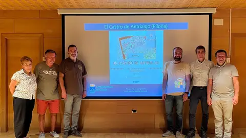 Azucena Iglesias, Andrés Rojo, José Antonio Longo, Iván Allende, Adrián Piñán y Juan Ramón Muñiz. Azucena Iglesias, Andrés Rojo, José Antonio Longo, Iván Allende, Adrián Piñán y Juan Ramón Muñiz.