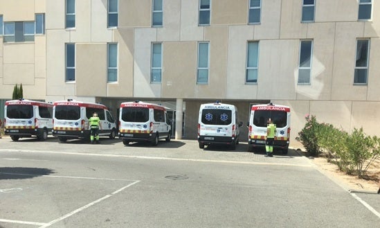 Reclaman la dotación de sombra en las zonas de aparcamiento de ambulancias de los dos hospitales de Elche Reclaman la dotación de sombra en las zonas de aparcamiento de ambulancias de los dos hospitales de Elche