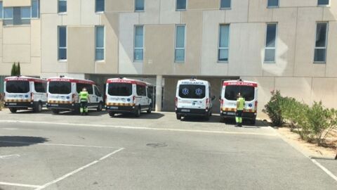 Ambulancias estacionadas en el Hospital Universitario del Vinalop&oacute; de Elche.