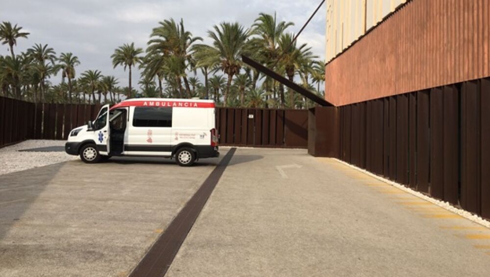 Ambulancia estacionada en el Hospital General Universitario de Elche. 