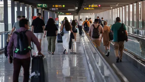 personas en aeropuerto. personas en aeropuerto.