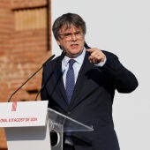 El expresidente catalán Carles Puigdemont interviene en el acto de bienvenida cuando regresó a Barcelona.