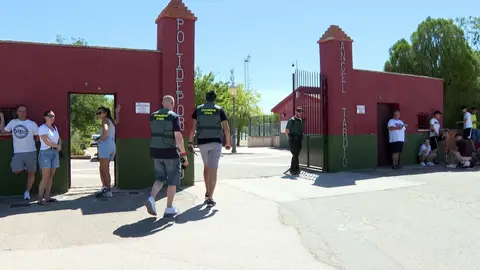 Efectivos de la Guardia Civil en el Campo de Fútbol de Mocejón, donde ha sido asesinado el niño de 11 años. Efectivos de la Guardia Civil en el Campo de Fútbol de Mocejón, donde ha sido asesinado el niño de 11 años.