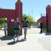 Efectivos de la Guardia Civil en el Campo de Fútbol de Mocejón, donde ha sido asesinado el niño de 11 años. Efectivos de la Guardia Civil en el Campo de Fútbol de Mocejón, donde ha sido asesinado el niño de 11 años.